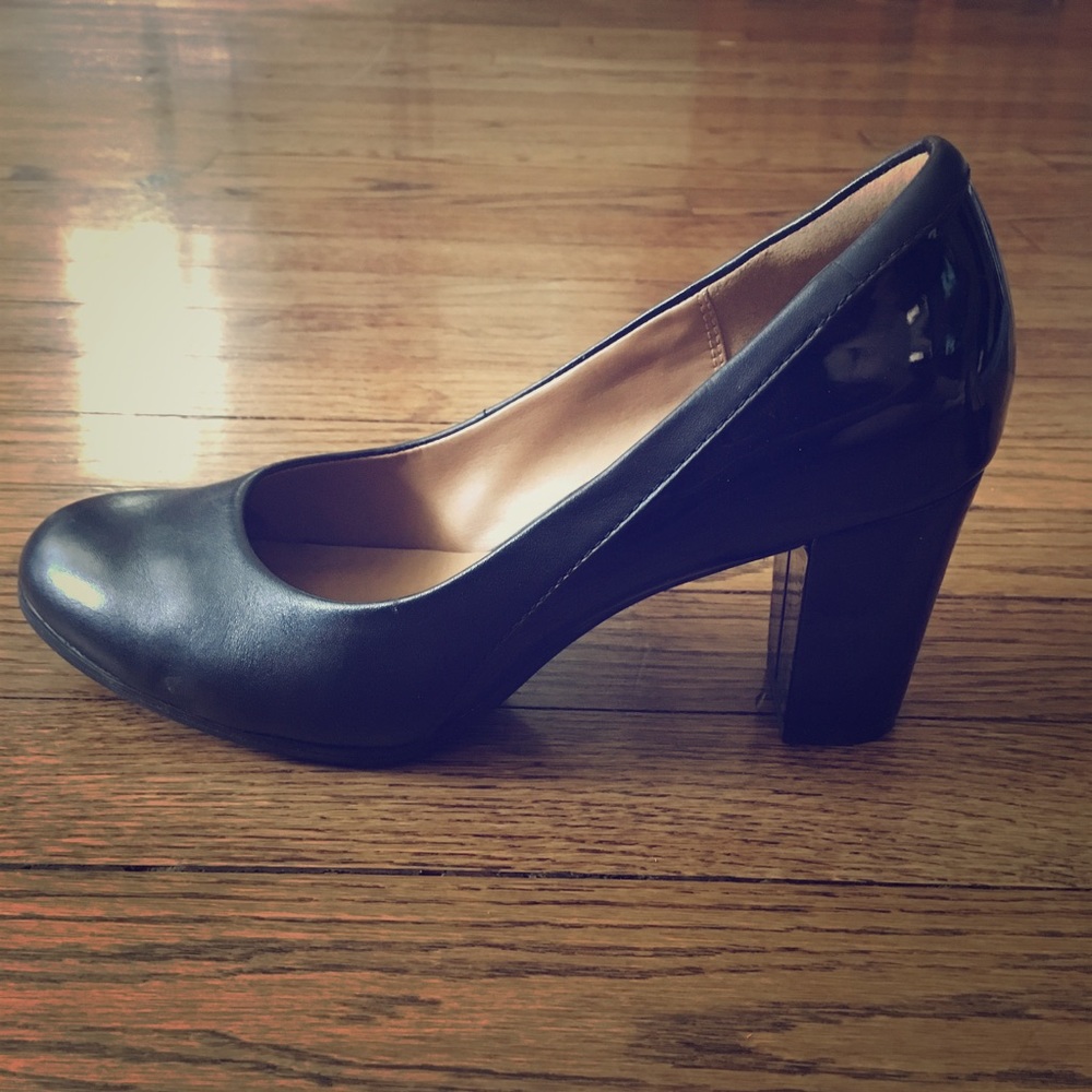 Clark's black patent leather 3 inch pumps